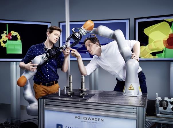 Dr. Wolfgang Hackenberg, Leiter des Volkswagen Smart Production Lab (rechts) und Mitarbeiter Johannes Teiwes (links), forschen und entwickeln den intelligenten Roboter.